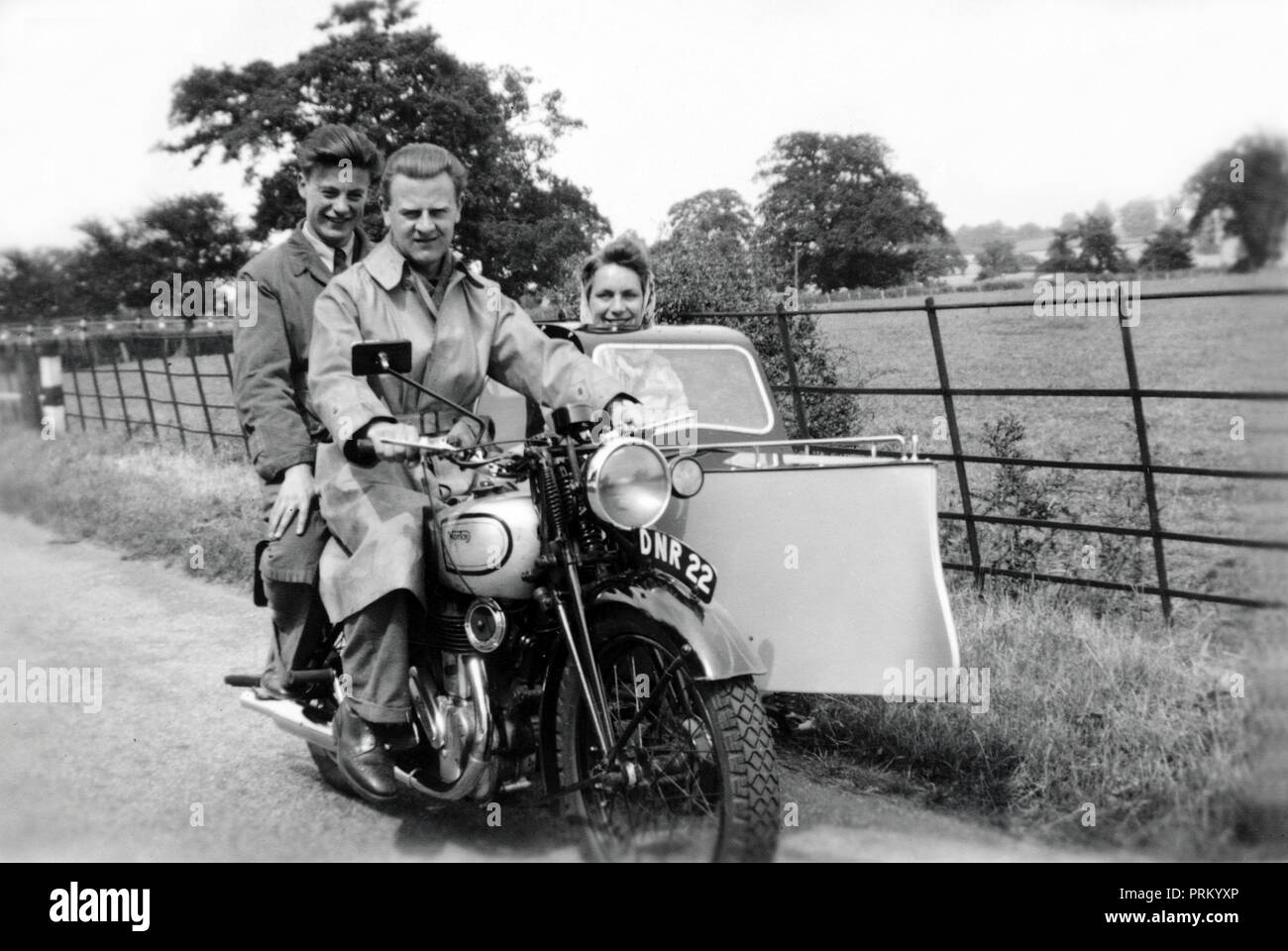 Deux hommes et une femme en side-car sur un modèle de Norton 1939 16h  combinaison moto au début des années 40 Photo Stock - Alamy