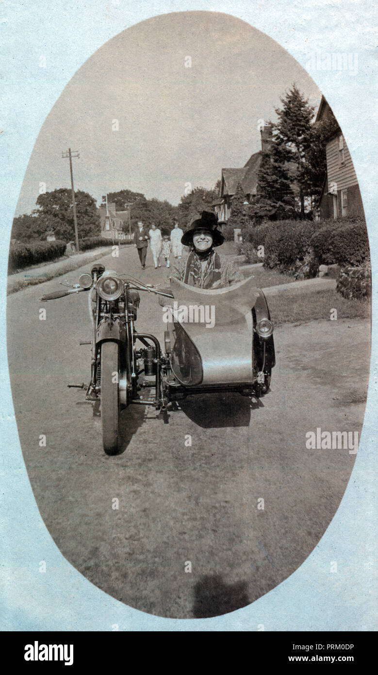 Dame élégante portant chapeau large posant pour une photographie dans un side-car moto vétéran dans les années 1920 Banque D'Images