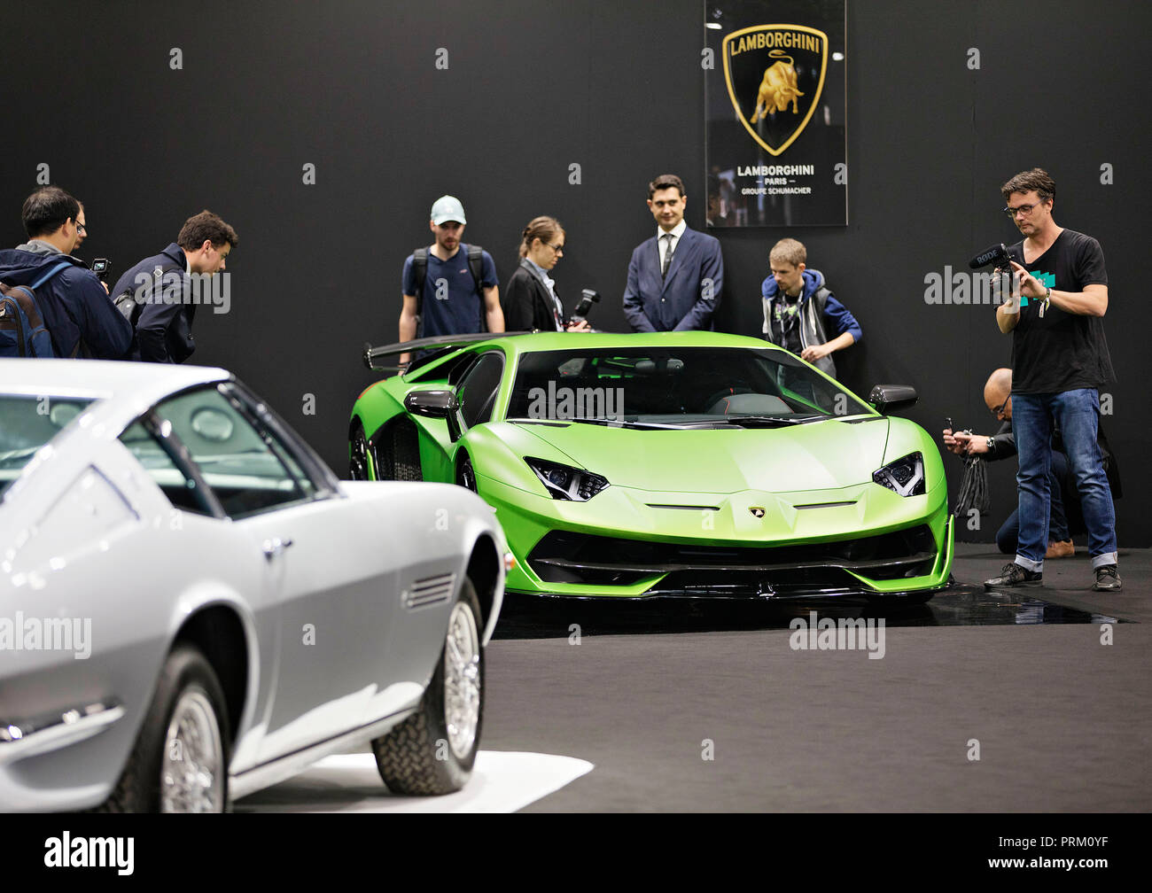 Lamborghini Supersport occupés par des journalistes au cours de la deuxième journée de presse du Salon International de l'Automobile à Paris, France, le mercredi 3 octobre Banque D'Images