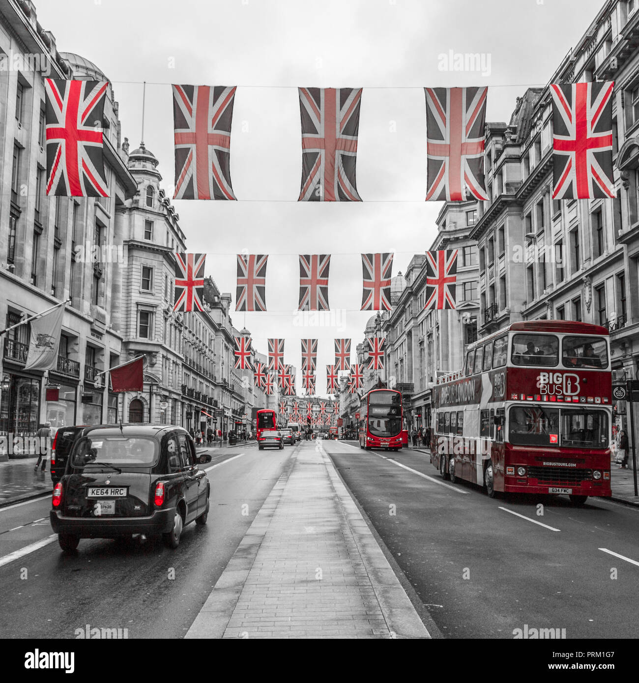 Regent Street, Londres avec Union Jack drapeaux et des taxis Anglais Banque D'Images