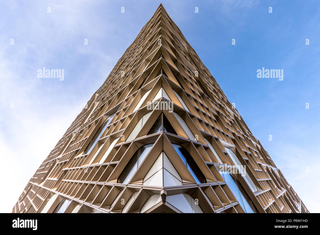 Le bâtiment diamant avec un ciel bleu, Université de Sheffield, South Yorkshire, Angleterre. Banque D'Images