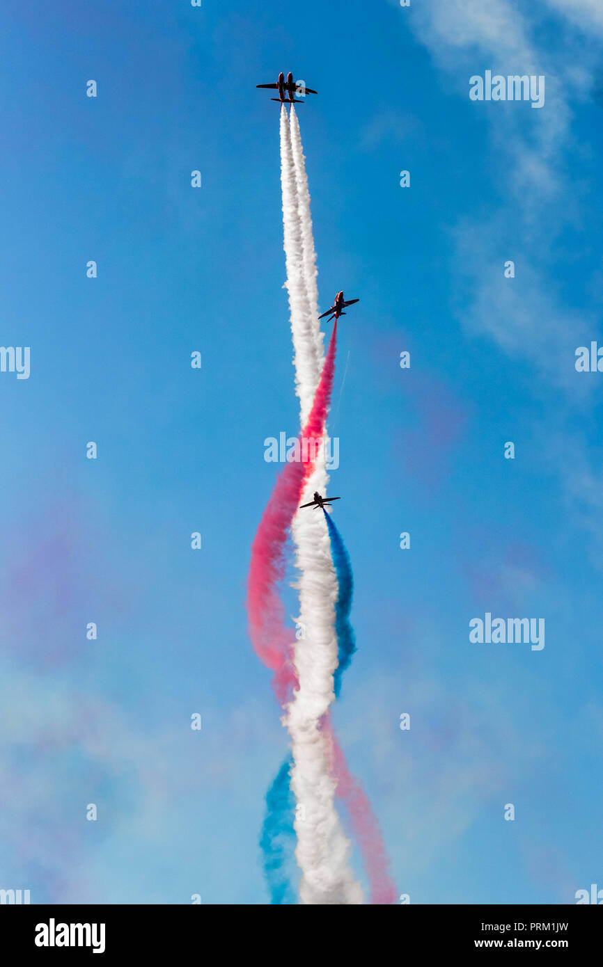 Royal Air Force flèches rouges Aerobatic afficher au-dessus de Chatsworth House, Derbyshire, Angleterre, Royaume-Uni. Banque D'Images