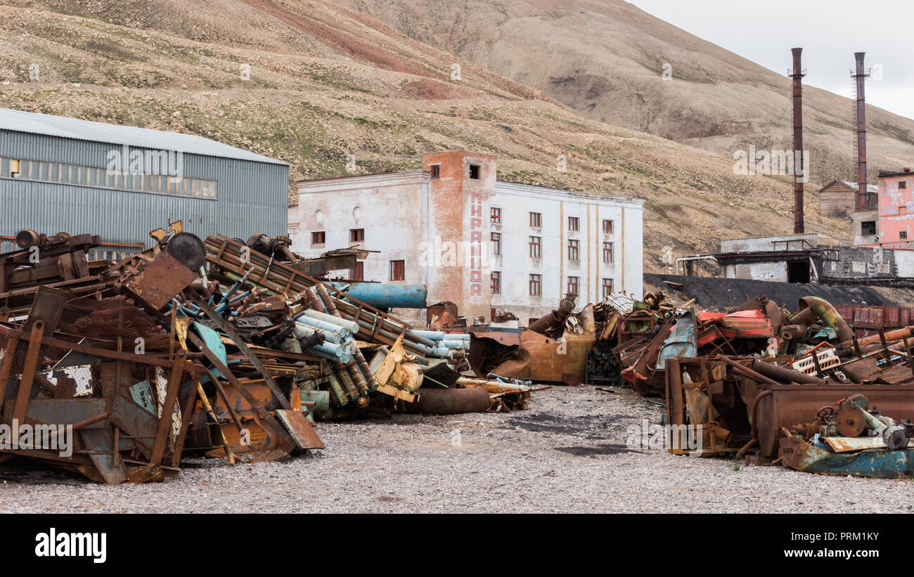 Des infrastructures obsolètes à l'extraction du charbon de l'ex-Union soviétique d'avant-poste à Pyramiden Svalbard, Norvège. Banque D'Images