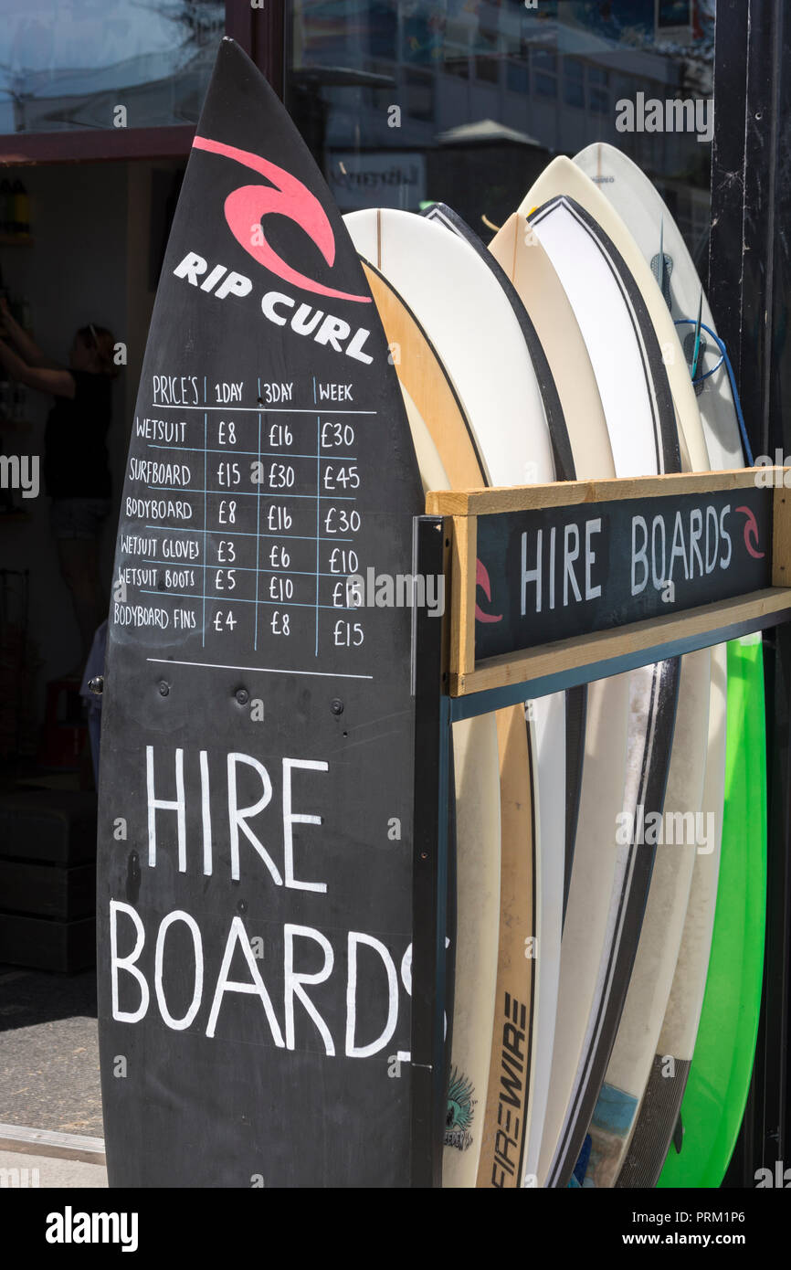 Reflétant le monde de surf, planches à voile, surf et activités / Vie à Newquay, Cornwall. Accueil de Boardmasters Festival. Banque D'Images