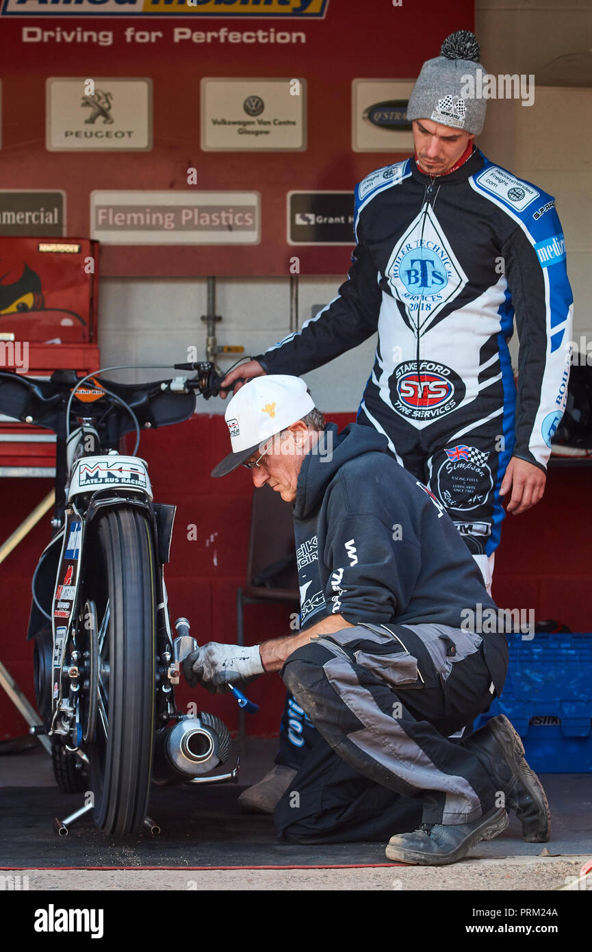 Membre de l'équipe de Newcastle speedway diamants prépare sa moto pour la course contre les Tigres de Glasgow. Banque D'Images