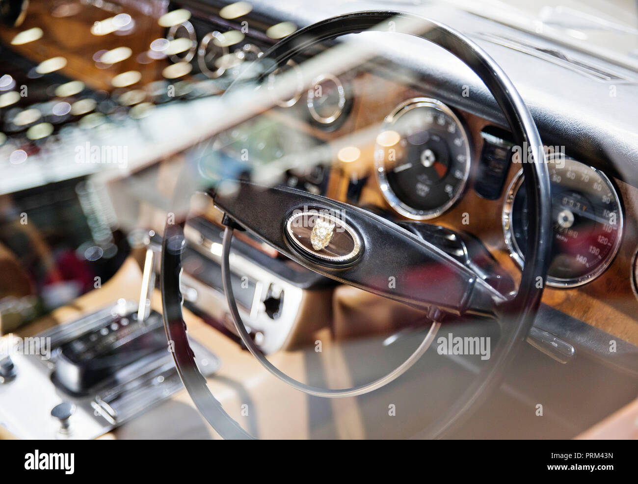 1950 Jaguar avec moteur 4.2Liter est affiché durant la première journée presse du Salon International de l'Automobile à Paris, France, le Mardi, Octobre Banque D'Images