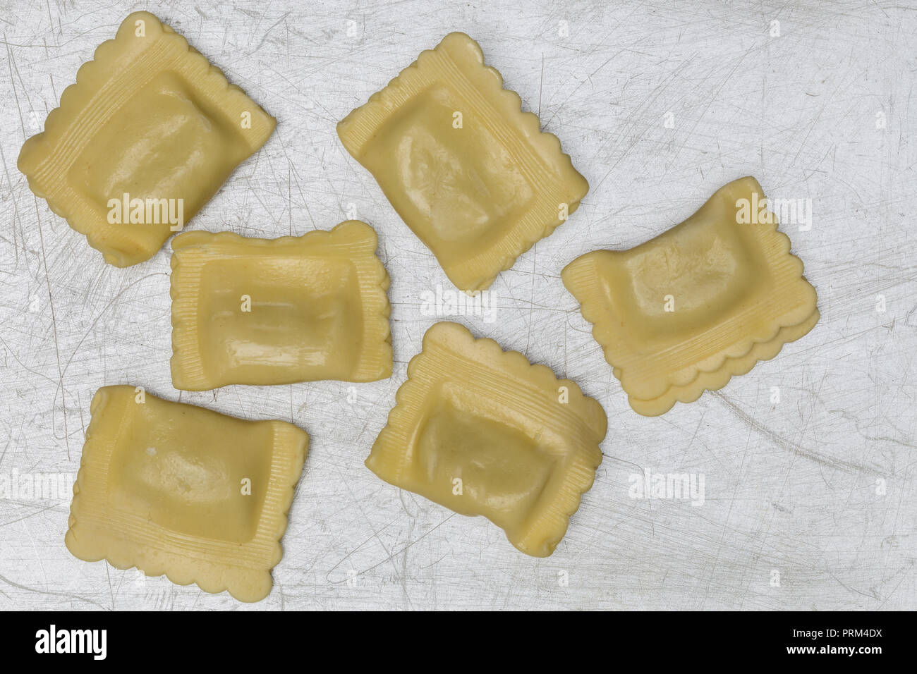 Pâtes Ravioli sur plaque de cuisson. Banque D'Images