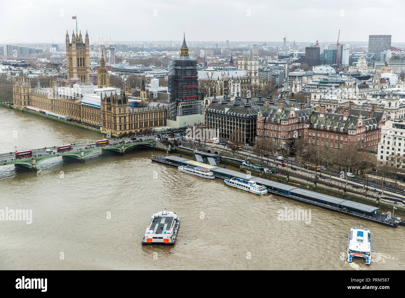 Aperçu du Palais de Westminster et de la Tamise avec voile et bateaux amarrés sur la Tamise dans la ville de London, England, United Ki Banque D'Images