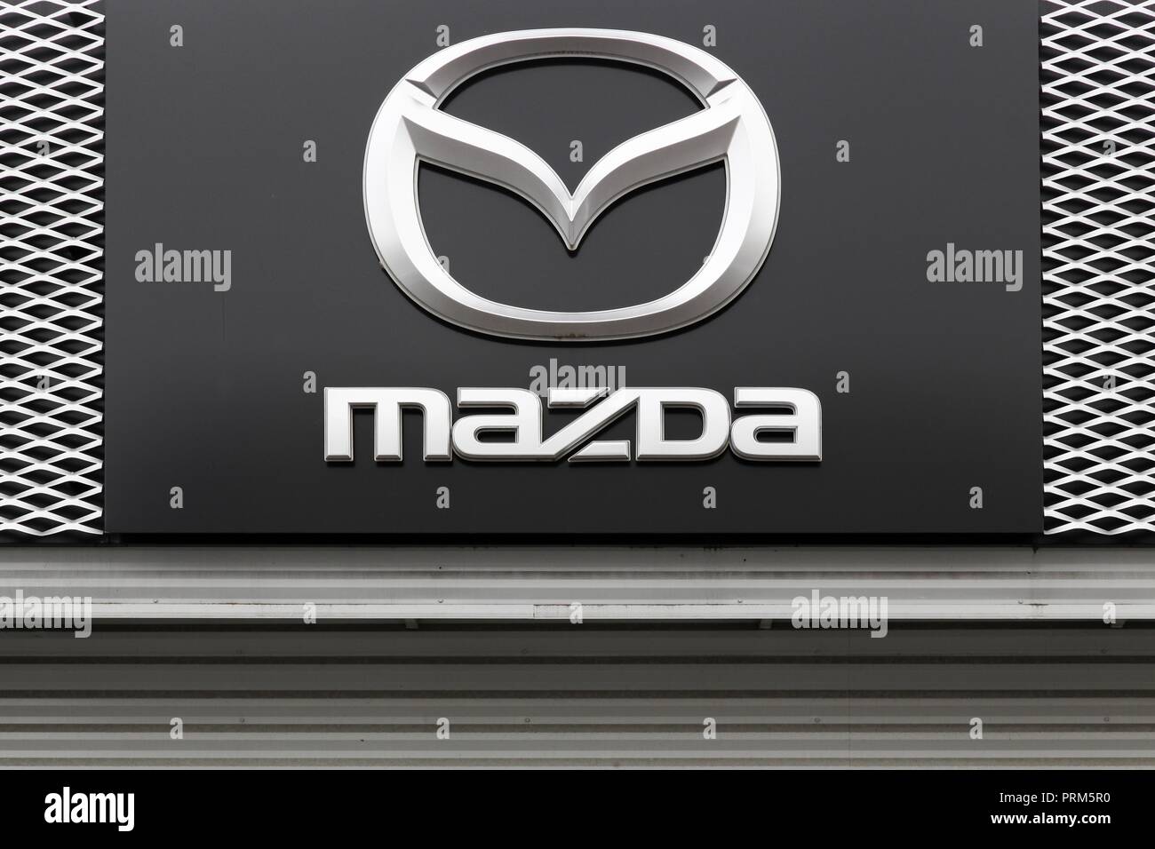 Macon, France - 27 mai 2018 : Mazda logo sur une façade. Mazda est un constructeur automobile japonais basé à Fuchu, Japon Banque D'Images