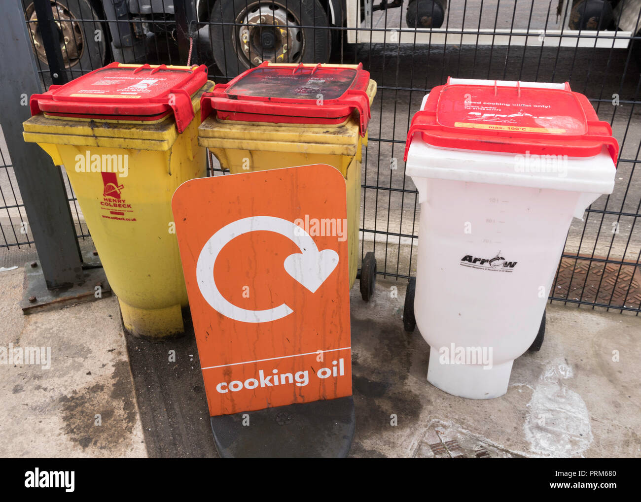 La cuisson des récipients de recyclage des déchets au camping et centre de recyclage à Wrekenton, Gateshead, England, UK Banque D'Images