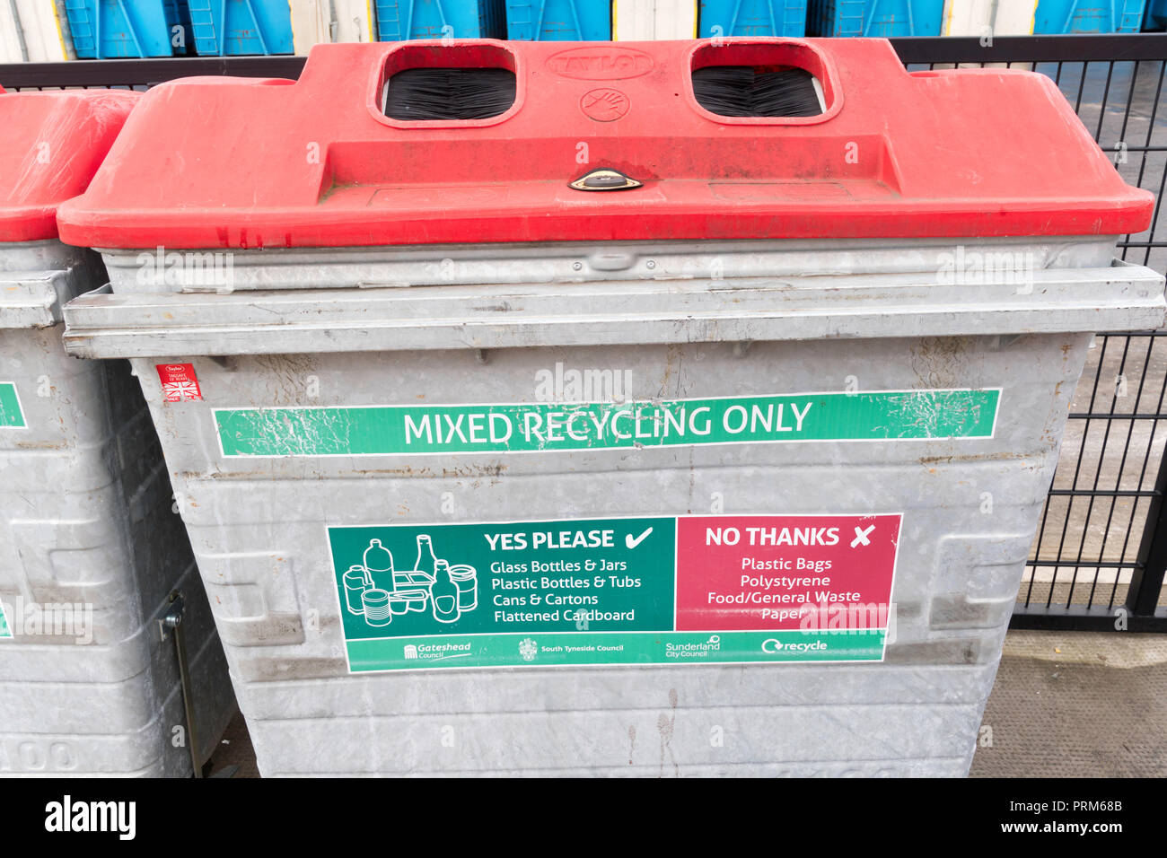 Bac de recyclage mixte au terrain de camping et des déchets centre de recyclage à Wrekenton, Gateshead, England, UK Banque D'Images