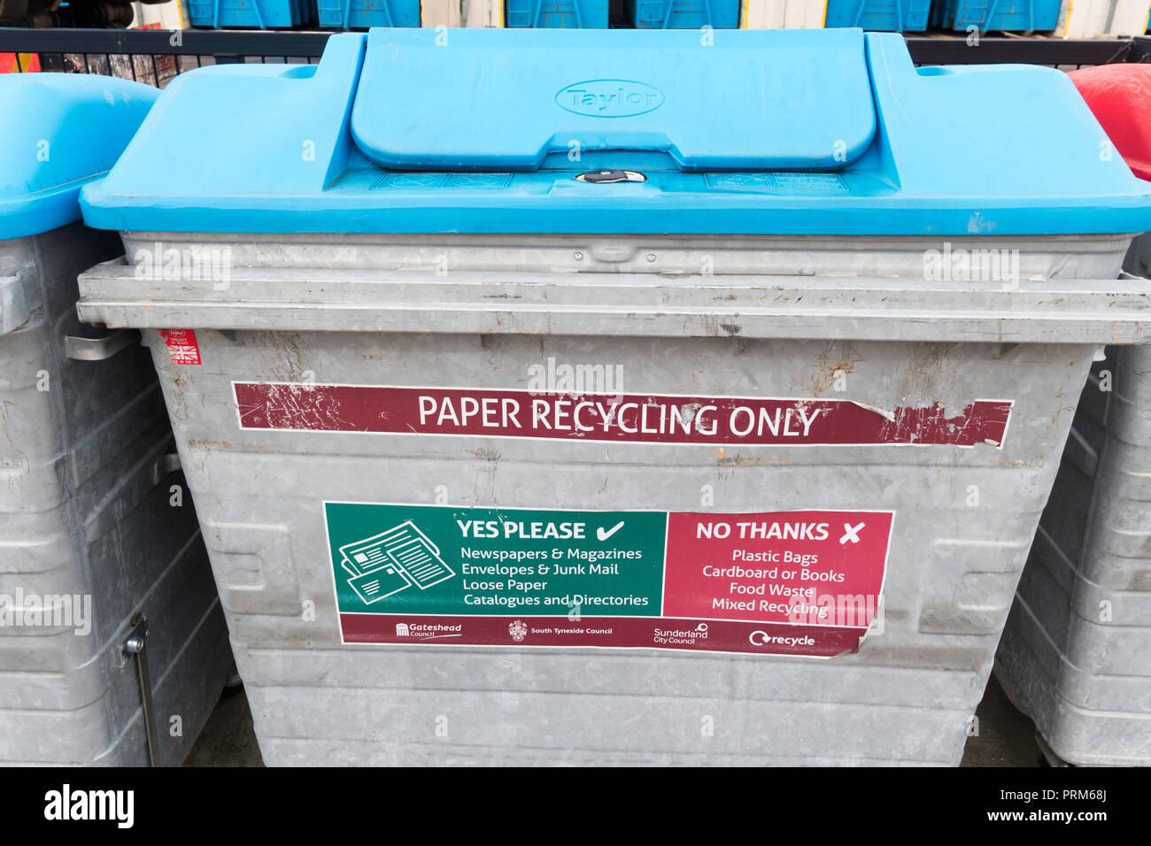 Bac de recyclage du papier au terrain de camping et des déchets centre de recyclage à Wrekenton, Gateshead, England, UK Banque D'Images