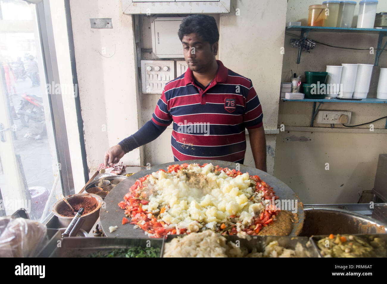 La préparation et la vente des aliments de rue indienne dans un food. Photographié à Ahmedabad, Gujarat, Inde Banque D'Images