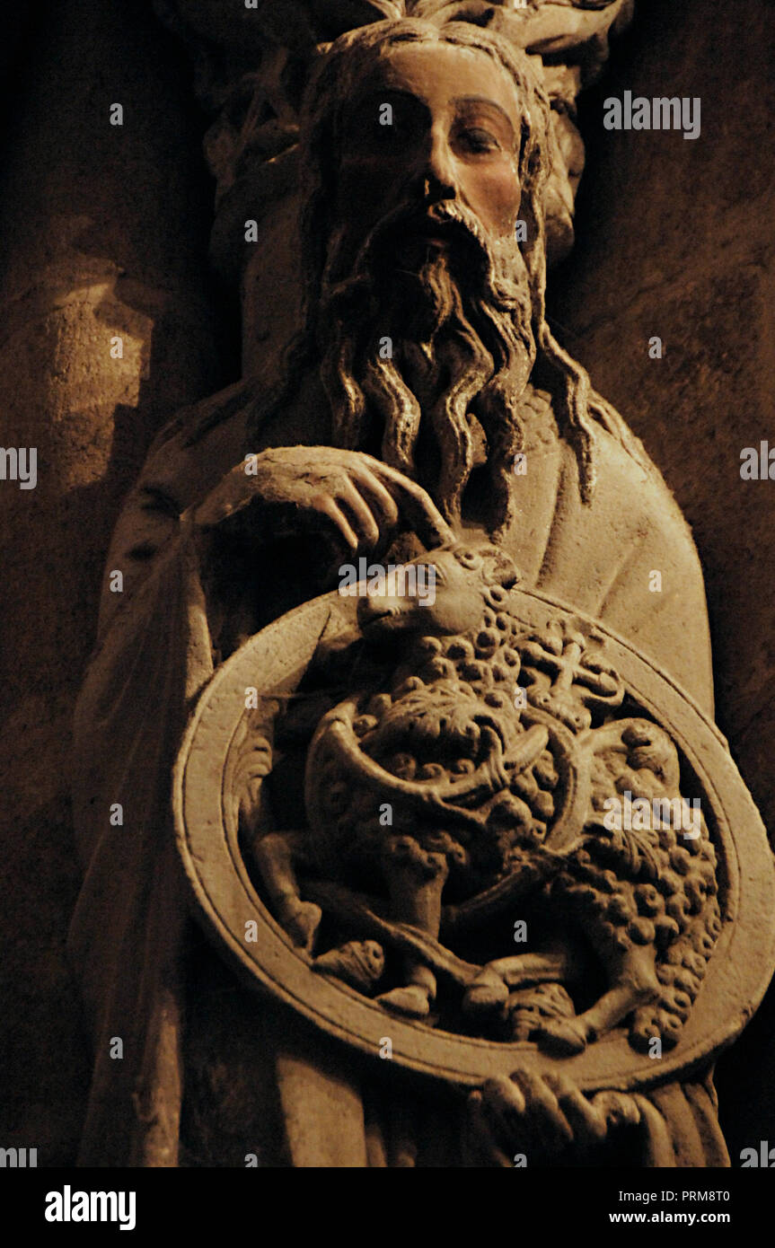 Santiago de Compostela, province de La Corogne, Galice, Espagne. Cathédrale. Le portail de la gloire, par Maître Mateo, 1168-1188. Sculpture identifiés comme Jean le Baptiste, vêtu d'un chapeau, tenant un Agnus Dei. Banque D'Images