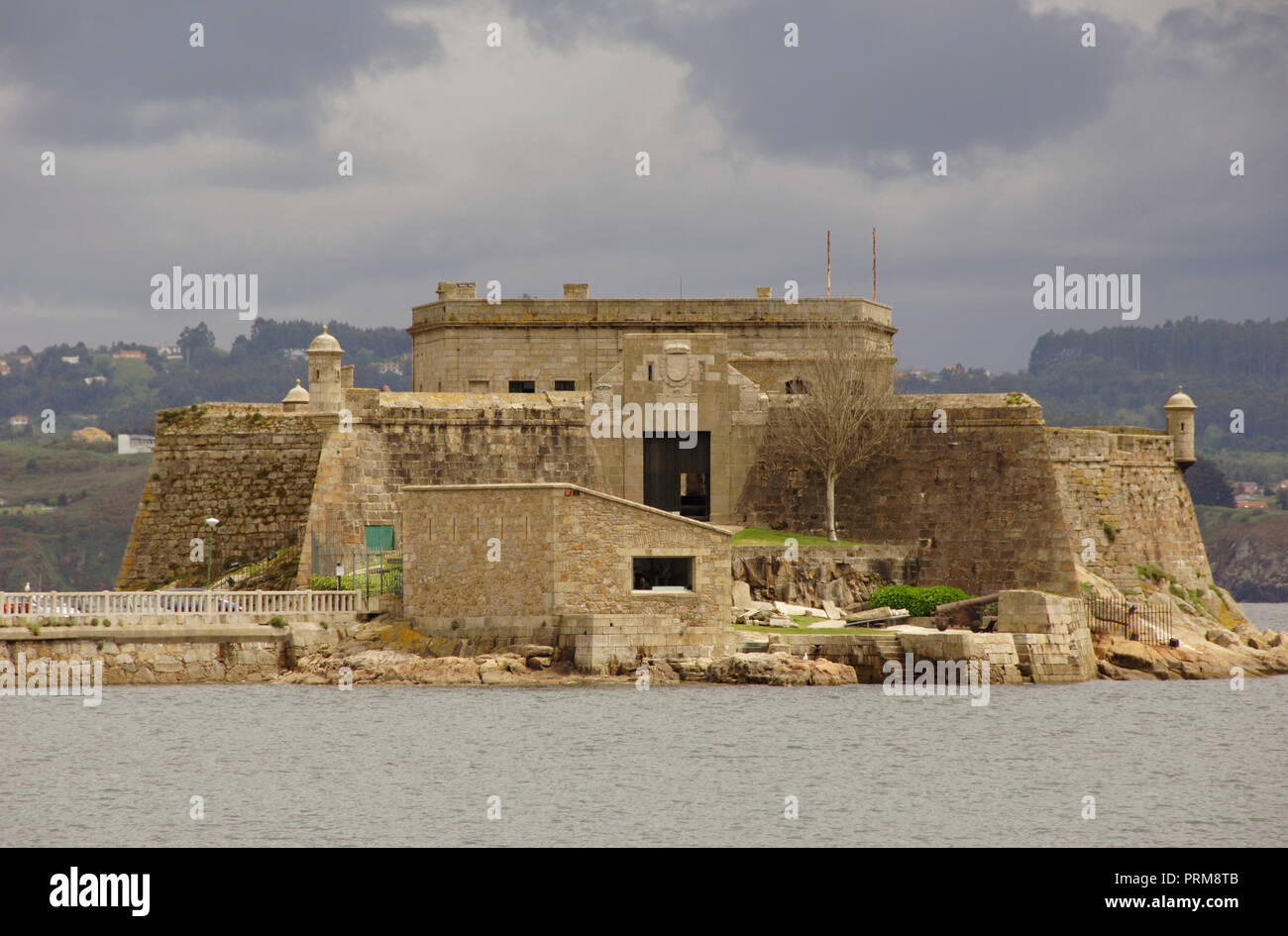 L'Espagne. La Galice. A Coruna. Château de San Anton (Musée Archéologique et Historique). D'une ancienne fortification construite btween 16ème-18ème siècle pour défendre la ville. Il a également été utilisée comme lazaret et ancienne prison. Vue générale. Banque D'Images