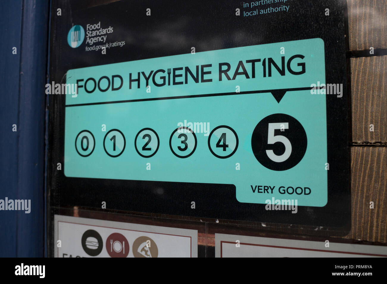 L'hygiène alimentaire 0 signe sur un restaurant, UK Banque D'Images