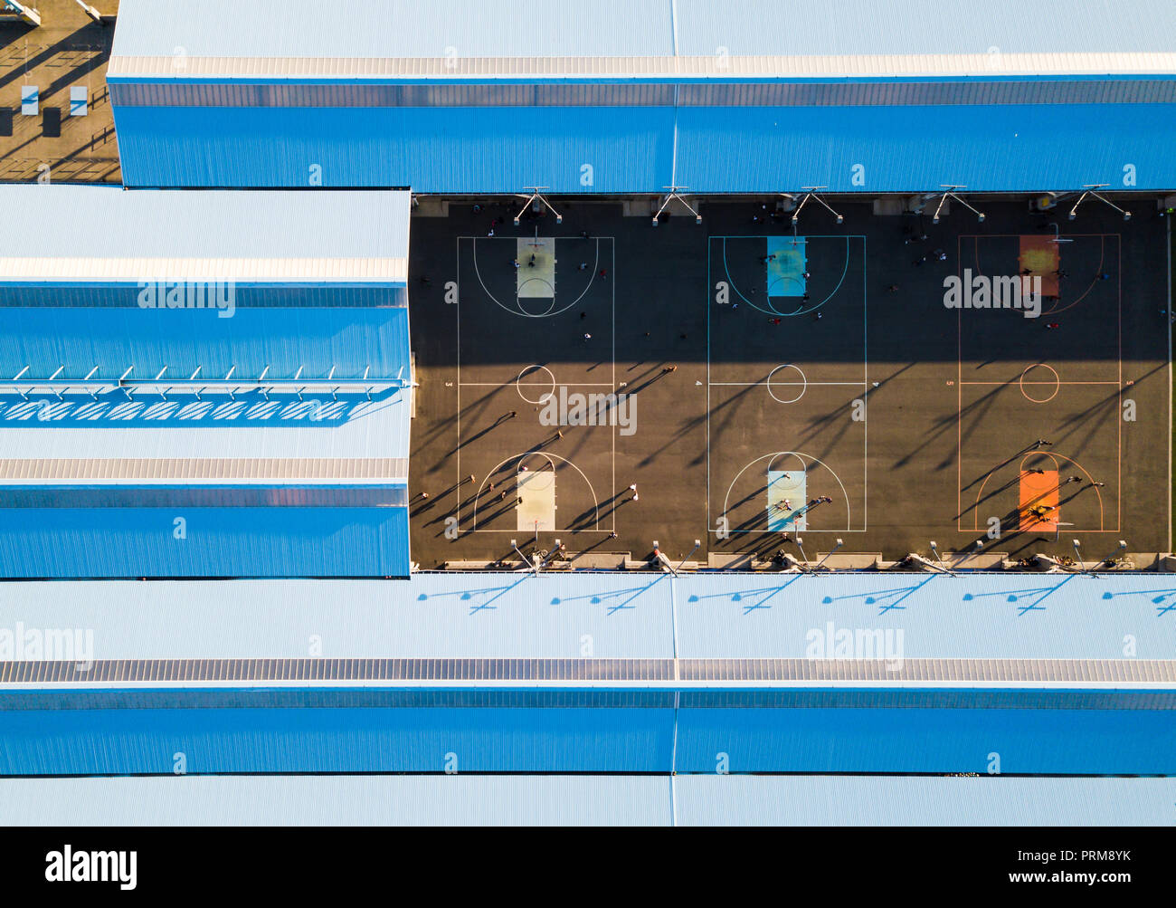 Vue aérienne d'un court de basket-ball avec des personnes pratiquant un sport Banque D'Images