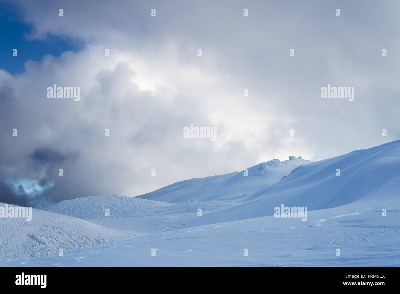 Paysage d'hiver dans les montagnes. L'ancien observatoire sur le dessus. Carpates, l'Ukraine, l'Europe Banque D'Images