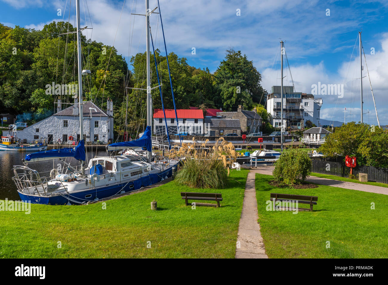 Bateaux amarrés dans le bassin du Canal Crinan à Crinan, Argyll, Scotland Banque D'Images