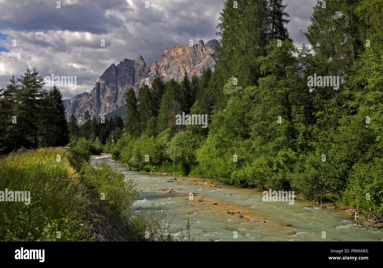 Montagnes Pomagagnon et Boite Torrent, Cortina d'Ampezzo, Italie Photo  Stock - Alamy