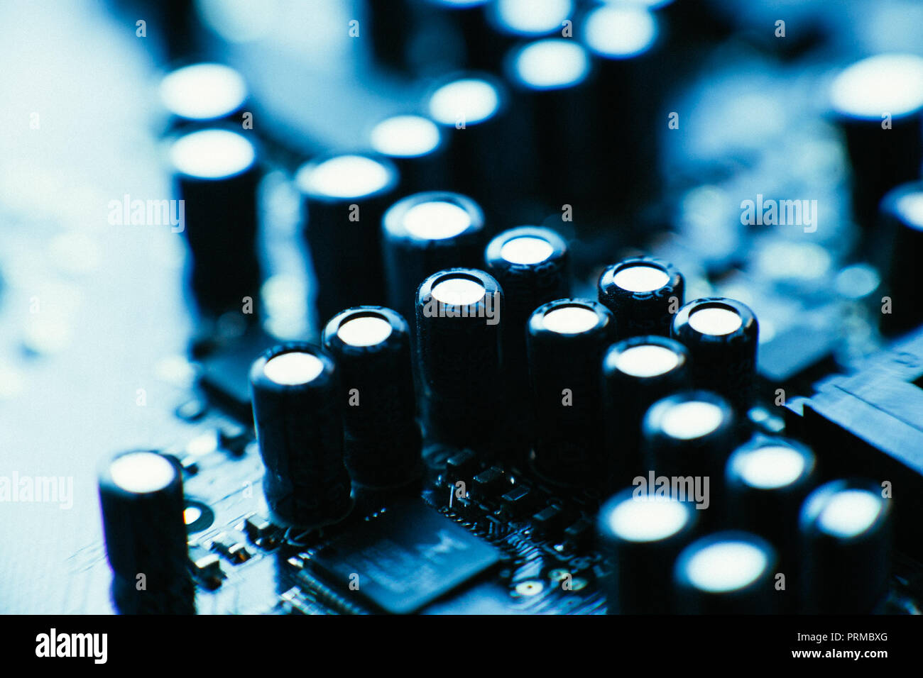 Conseil de l'ordinateur couleur bleu condensateurs close up. Banque D'Images