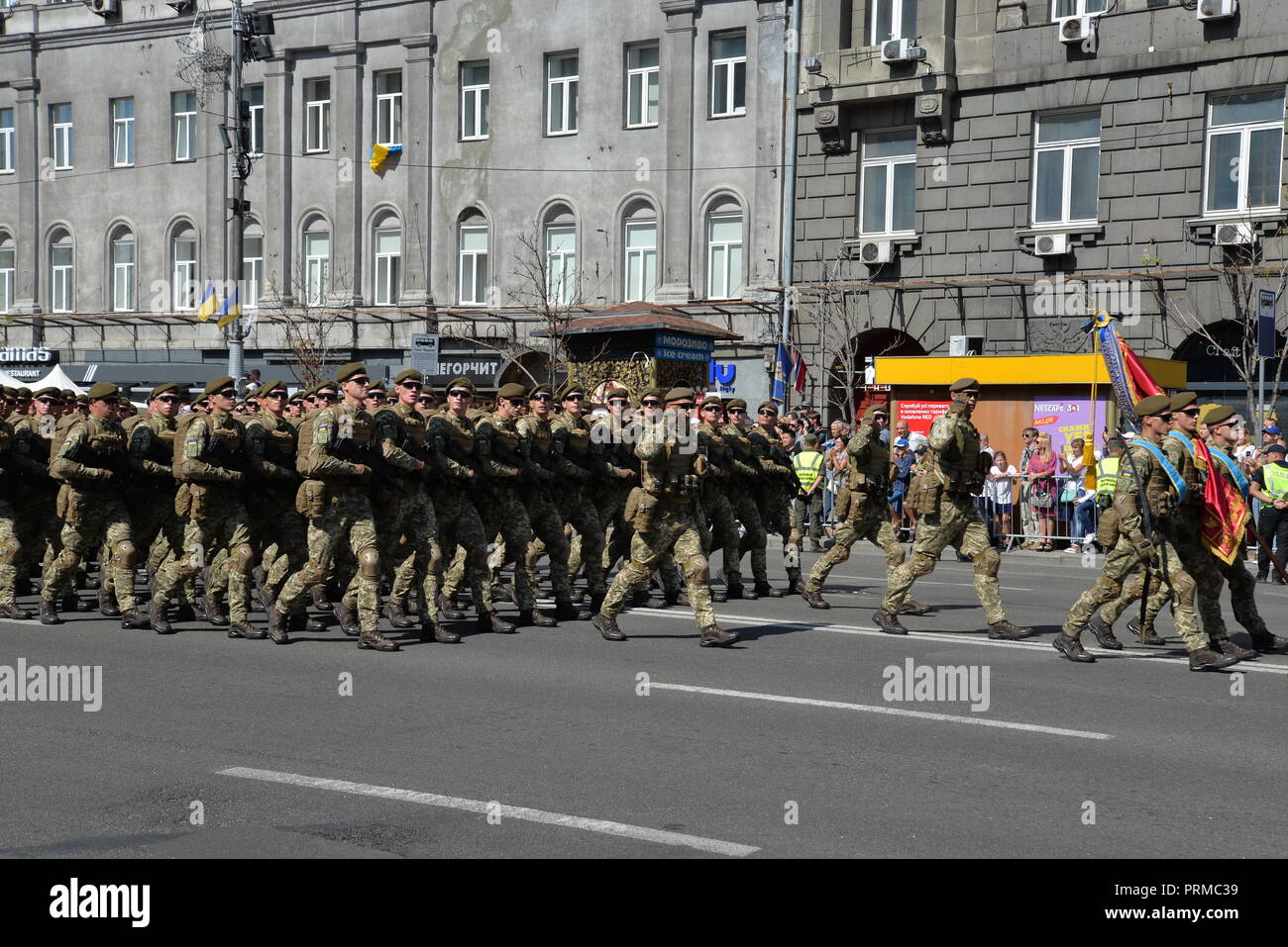 Les soldats ukrainiens à marche le défilé militaire Banque D'Images