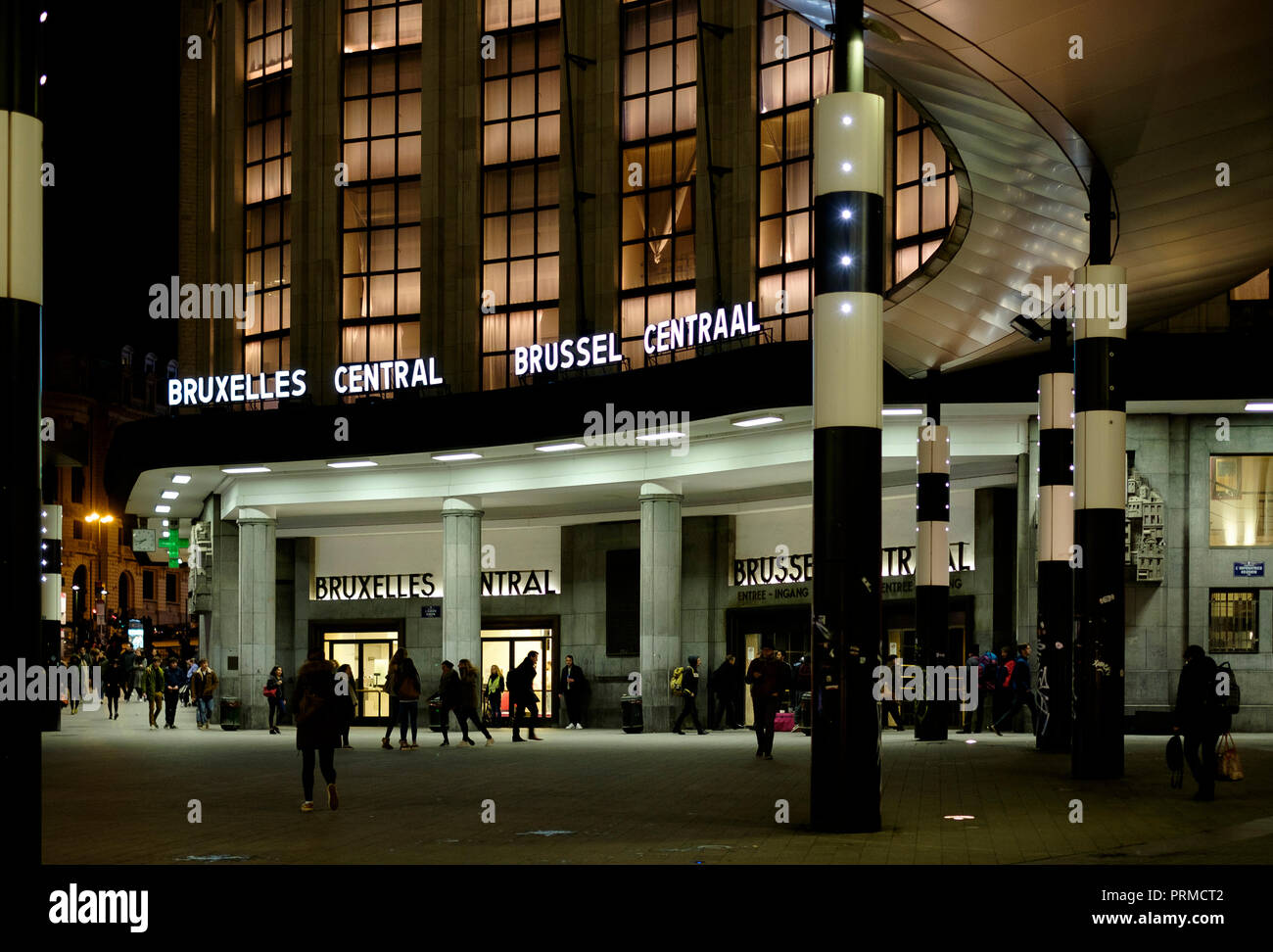 L Entree De La Gare Centrale De Bruxelles De Nuit Photo Stock Alamy