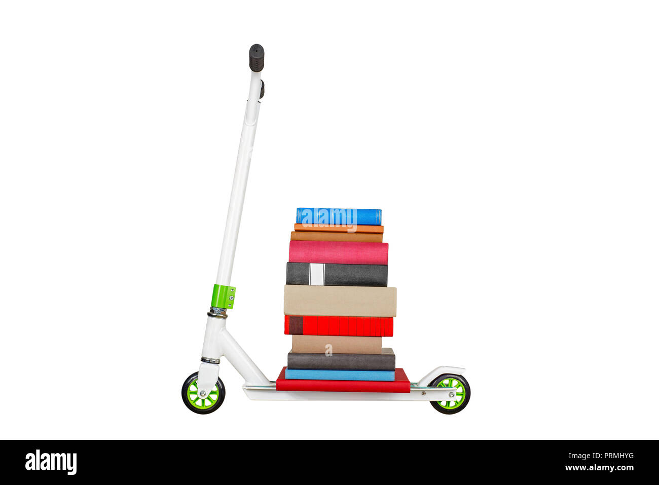 Pile de livres colorés sur le scooter de coup blanc isolé sur fond blanc. Banque D'Images