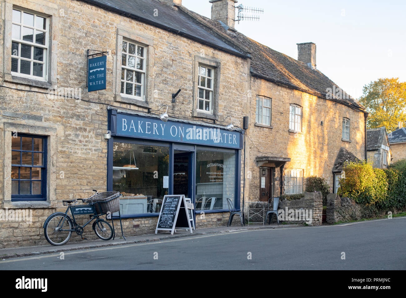 Bakery Shop. Boulangerie sur l'eau tôt le matin de l'automne la lumière. Bourton on the water. Des Cotswolds. Le Gloucestershire, Angleterre Banque D'Images