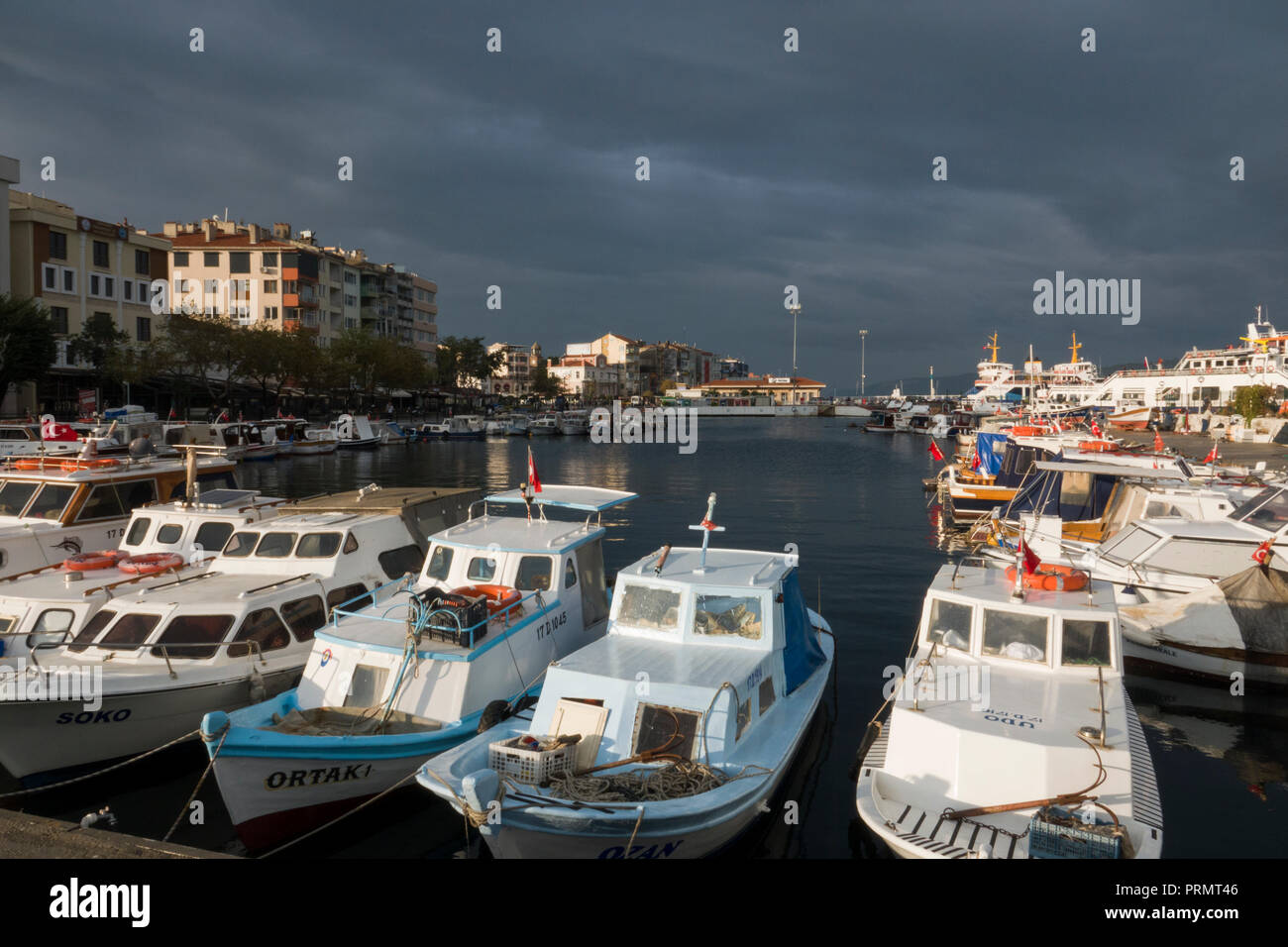 Bateaux dans marina à Canakkale, Turquie Banque D'Images