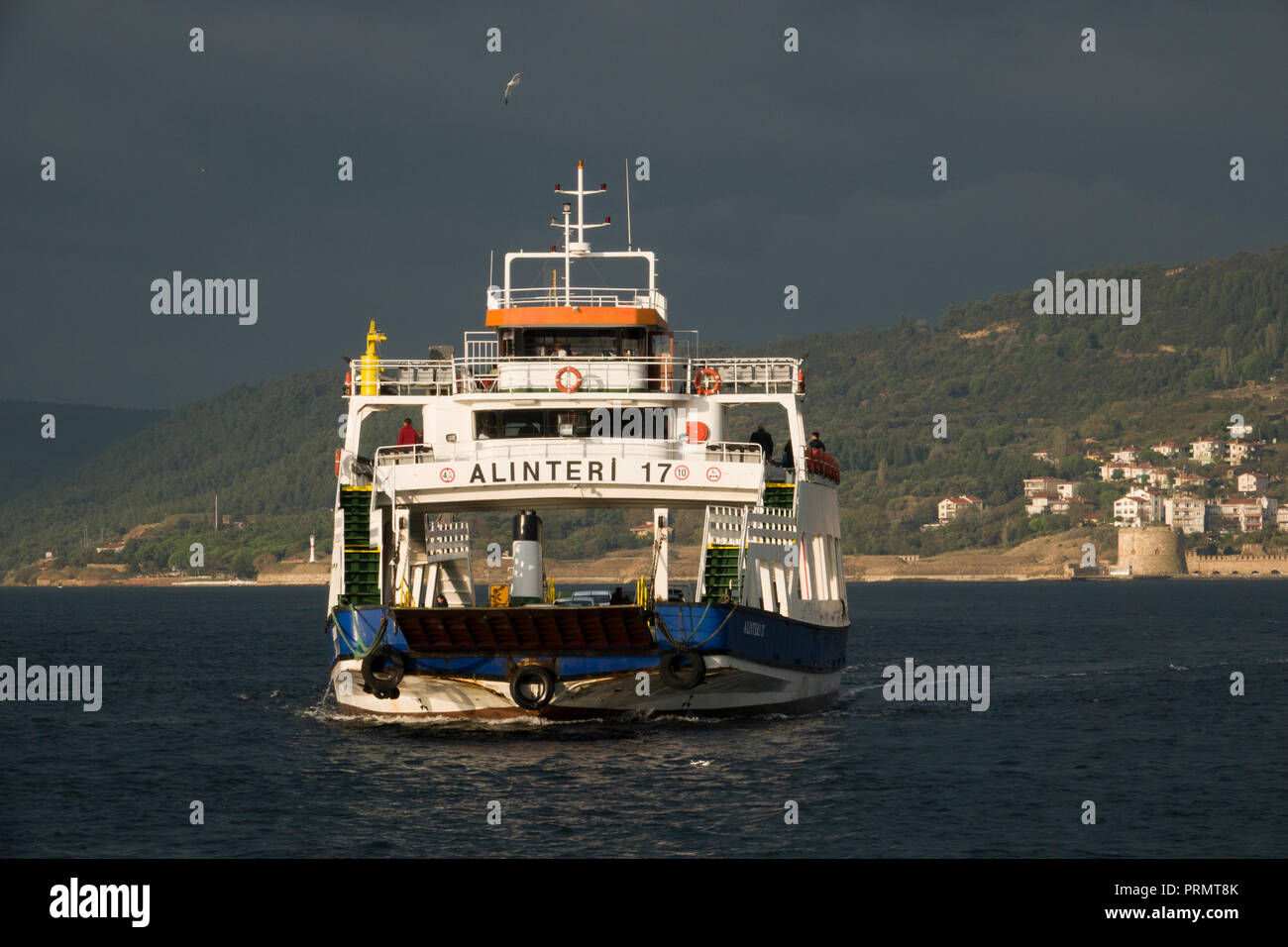 Roulier à passagers et véhicules traverse le détroit des Dardanelles de Canakkale à Eceabat, à Canakkale, Turquie Banque D'Images