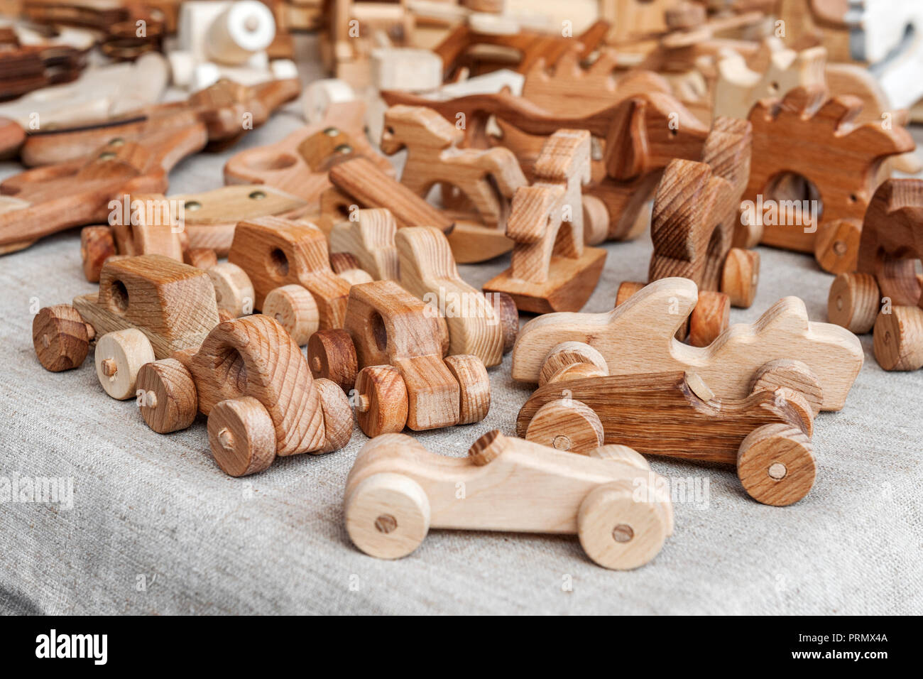 Les blancs en bois des jouets pour enfants sur la fenêtre close-up. Le travail manuel. Selective focus Banque D'Images