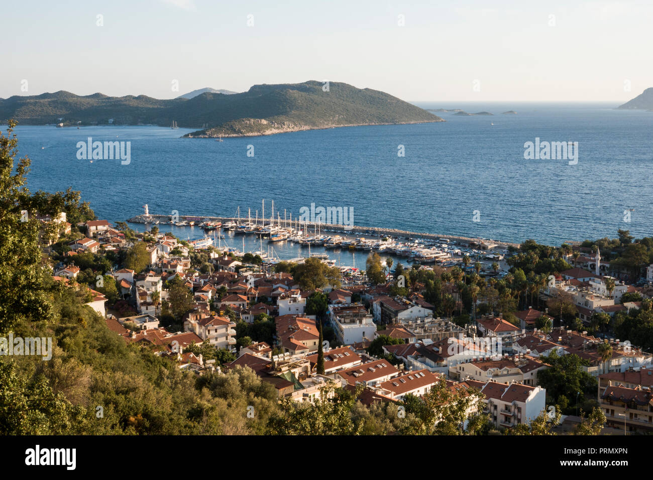 Vue panoramique du port de plaisance de Kas et de la ville sur la côte méditerranéenne de la Turquie Banque D'Images