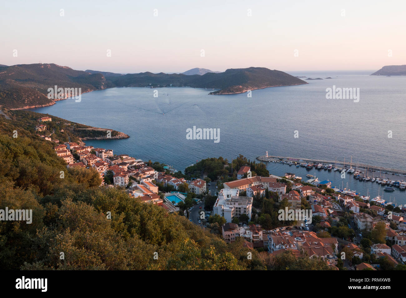 Vue panoramique du port de plaisance de Kas et de la ville sur la côte méditerranéenne de la Turquie Banque D'Images