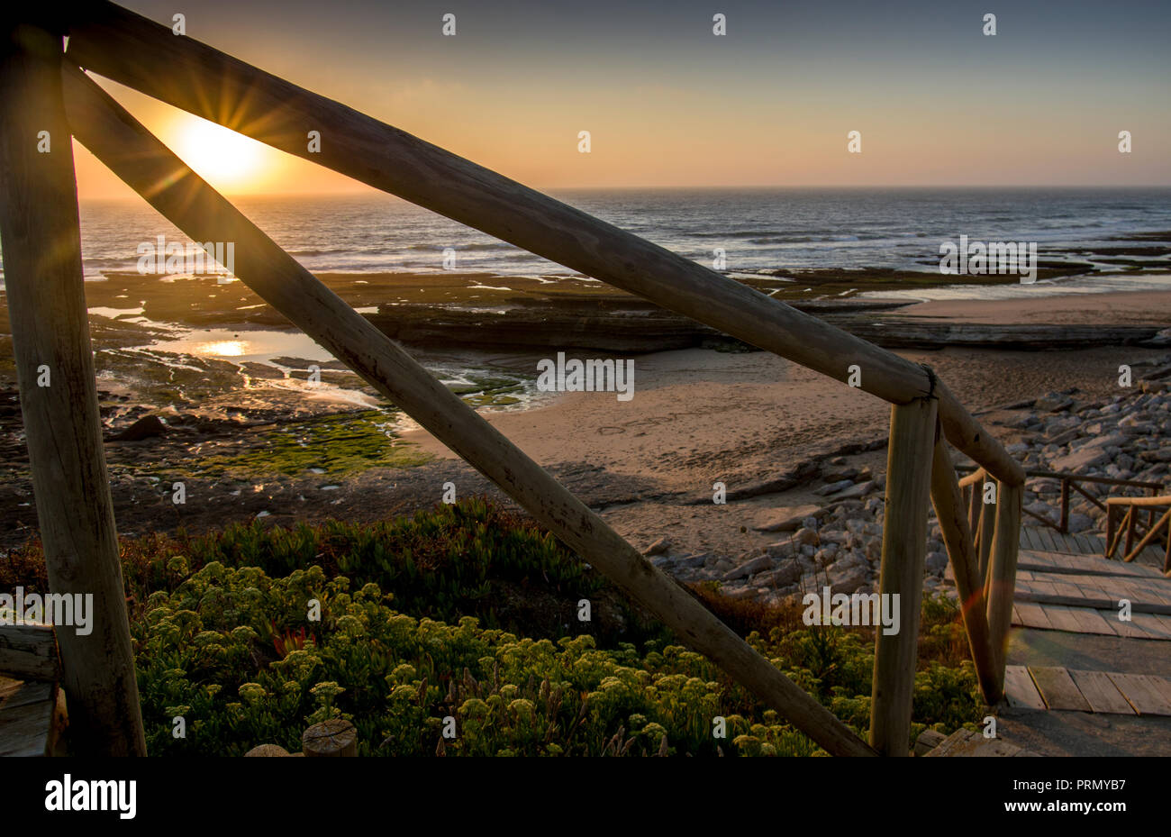 Coucher du soleil sur la plage de l'APEM, Ericeira. Escaliers à la plage de Praia do l'Empa, Portugal Banque D'Images