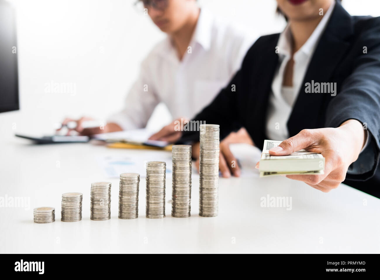 Des piles de pièces de comptabilité de l'entreprise avec le concept d'économiser de l'argent comptant, de prendre des notes de la calculatrice à la main, est écrit dans un cahier. Pièces empilées Banque D'Images