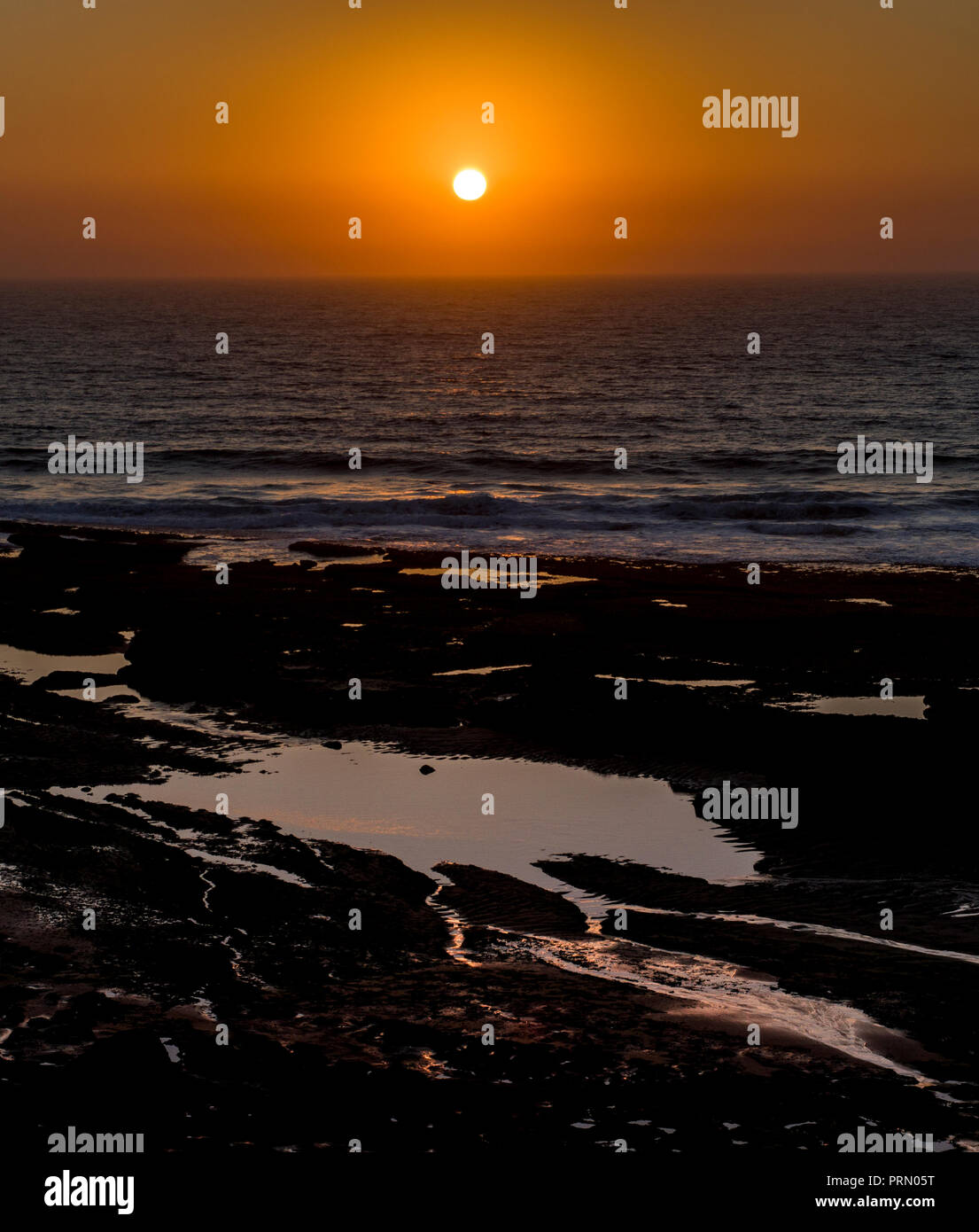 Coucher du soleil sur la plage de l'APEM, Ericeira, Portugal Banque D'Images