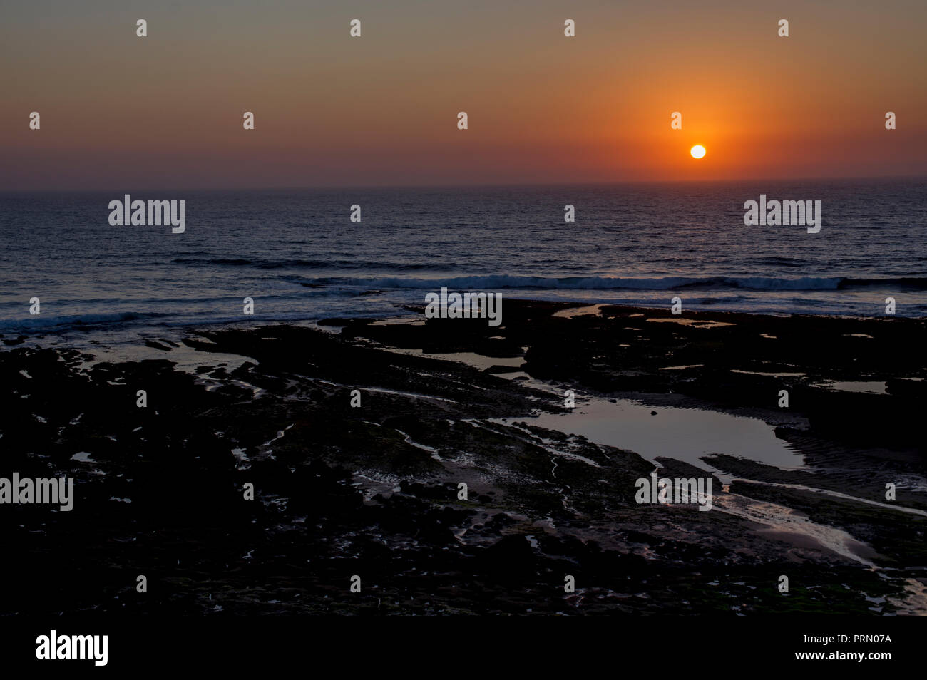 Coucher du soleil sur la plage de l'APEM, Ericeira, Portugal Banque D'Images
