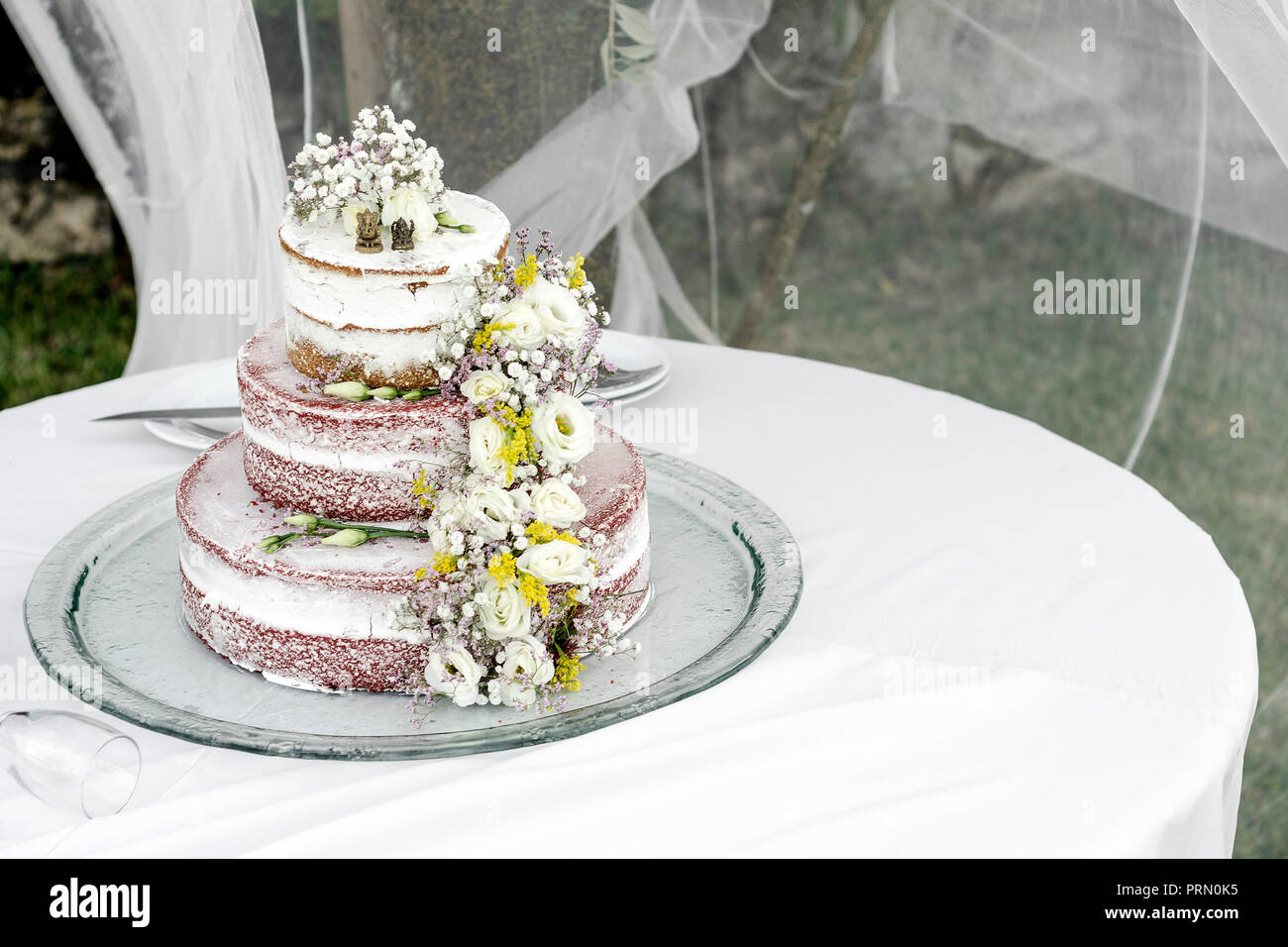 Pastel rustique romantique floral design wedding cake on table outdoors Banque D'Images