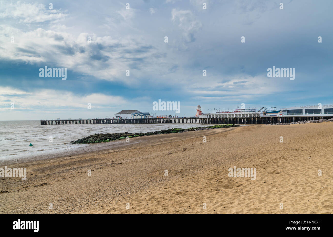 Les nuages de tempête réunissant plus de Clacton Pier, Clacton On Sea Essex UK Septembre 2018 Banque D'Images