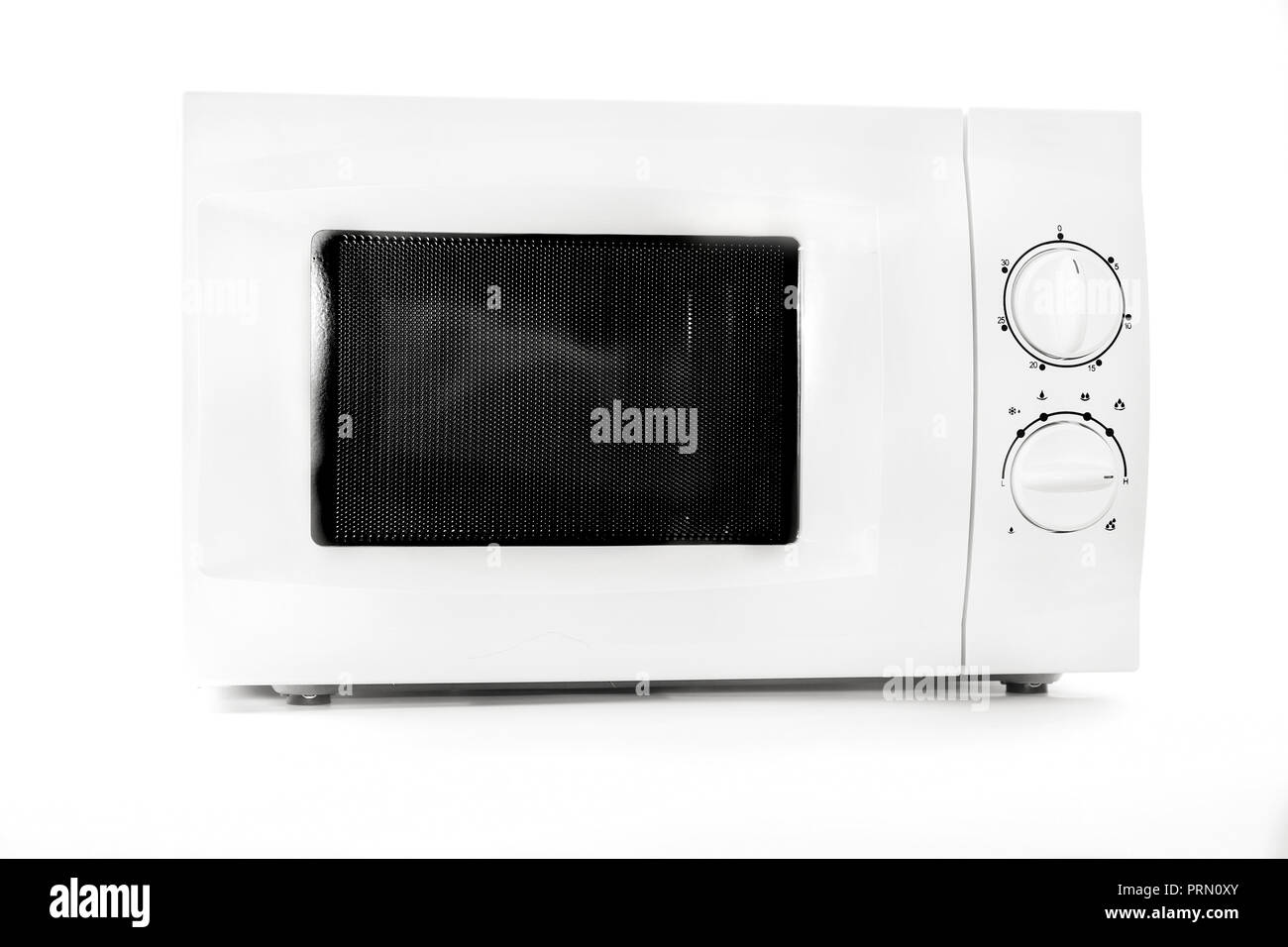 Four à micro-ondes close up isolé sur fond blanc. L'équipement de cuisine. Cuisine et appareils ménagers. Vue avant Banque D'Images