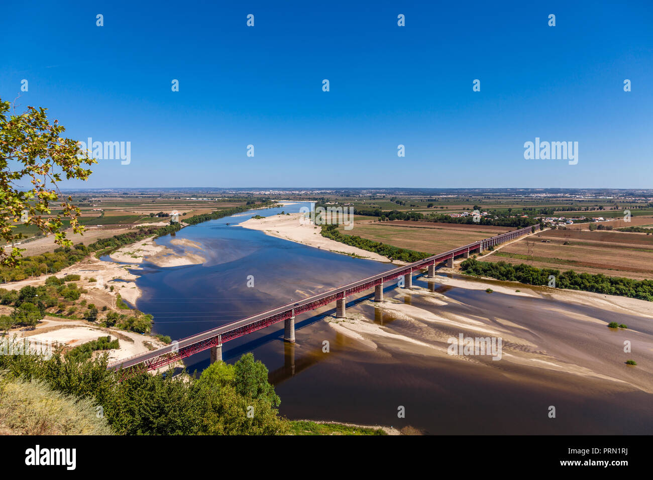 Santarem, Portugal. Ponte Dom Luis I Bridge, le Tage et le champs Leziria plaine alluviale fertile de Ribatejo,. Vu du belvédère Portas do Sol Banque D'Images