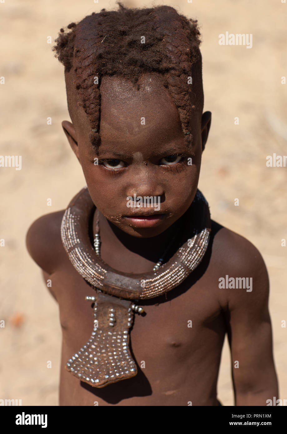 Tribu Himba fille avec le collier traditionnel, province de Cunene, Oncocua, Angola Banque D'Images