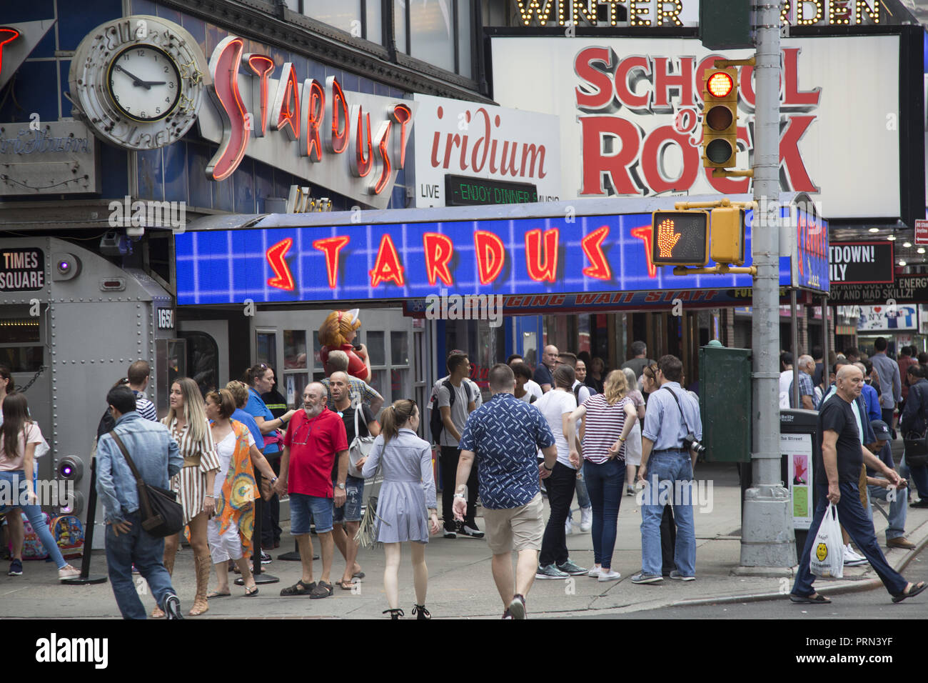 Le Stardust Diner avec ses serveurs de chant est un endroit populaire pour manger sur Broadway à Times Square, New York City. Banque D'Images