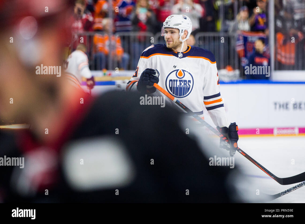 03 octobre 2018, Cologne, Rhénanie du Nord-Westphalie : Hockey sur glace : DEL, NHL, requins de Cologne - Oilers d'Edmonton de la LNH, la série mondiale 2018 Jeux dans la Lanxess Arena. Edmonton joueur allemand Leon Draisaitl avant le jeu. Photo : afp/Vennenbernd Rolf Banque D'Images