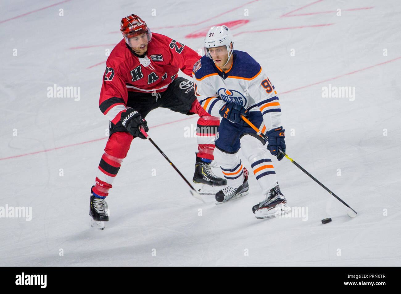 03 octobre 2018, Cologne, Rhénanie du Nord-Westphalie : Hockey sur glace : DEL, NHL, requins de Cologne - Oilers d'Edmonton de la LNH, la série mondiale 2018 Jeux dans la Lanxess Arena. Cologne, Pascal Zerressen (l) et Edmonton's Drake Caggiula lutte pour la rondelle. Photo : afp/Vennenbernd Rolf Banque D'Images