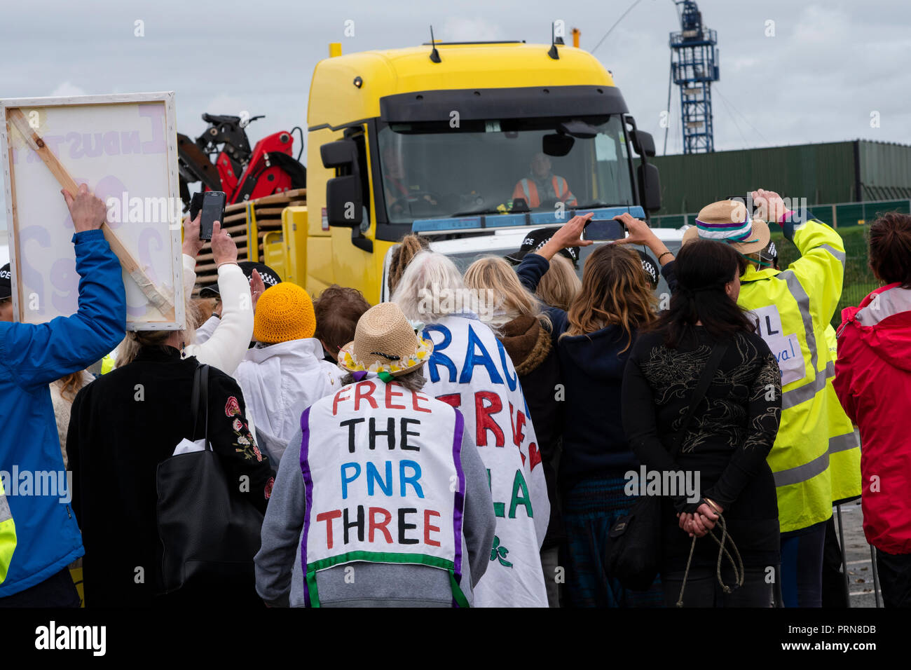 Hôtel Lutetia, Blackpool, Royaume-Uni. 3e oct, 2018. Manifestant anti-fracking cut gratuitement à partir d'un dispositif de verrouillage après 3 jours en protestation contre l'entrée de la Cuadrilla site exploratorive sur Preston New Road, Little Hôtel Lutetia, près de Blackpool. Plusieurs manifestants ont commencé la protestation lundi, à l'appui de la lutte contre la fracturation hydraulique trois manifestants qui avaient été récemment incarcérés et pour coïncider avec le début de la conférence du parti conservateur à Birmingham. Crédit : Dave Ellison/Alamy Live News Banque D'Images