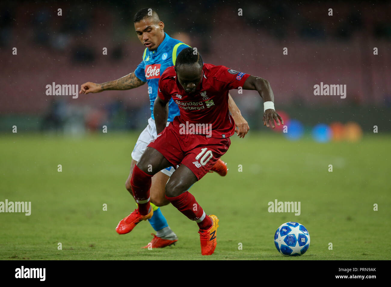 Stadio San Paolo, Naples, Italie. 3e oct, 2018. Ligue des Champions de football, Napoli contre Liverpool ; Sadio Mane de Liverpool est contestée par Allan de Napoli : Action Crédit Plus Sport/Alamy Live News Banque D'Images