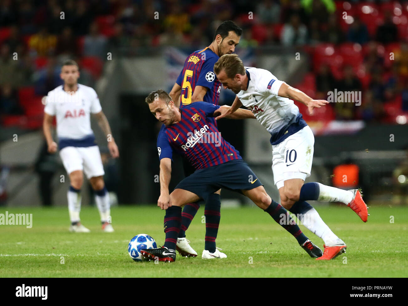 Le stade de Wembley, Londres, Royaume-Uni. 3ème Oct 2018. Harry Kane de Tottenham Hotspur et Arthur de Barcelone au cours de l'UEFA Champions League Groupe B match entre Tottenham Hotspur et Barcelone au stade de Wembley le 3 octobre 2018 à Londres, en Angleterre. (Photo de Leila Coker/phcimages.com) : PHC Crédit Images/Alamy Live News Banque D'Images