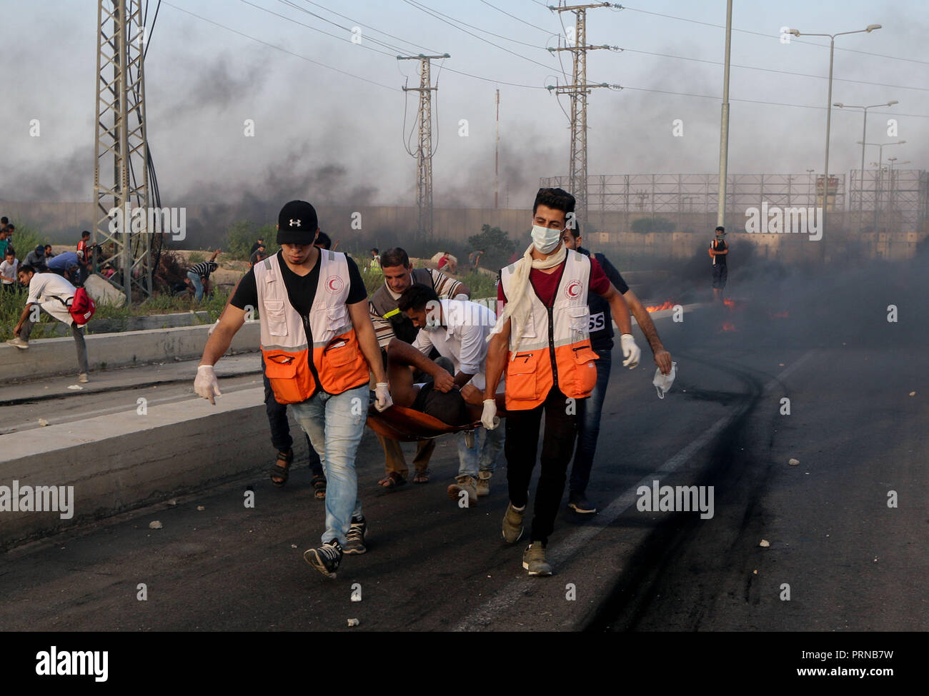 De passage d'Erez, dans la bande de Gaza, en Palestine. 3e oct, 2018. Blessés palestiniens lors d'affrontements avec les forces israéliennes à Erez le nord de la bande de Gaza. Credit : Mahmoud Khattab/Quds Net News Wire/ZUMA/Alamy Live News Banque D'Images